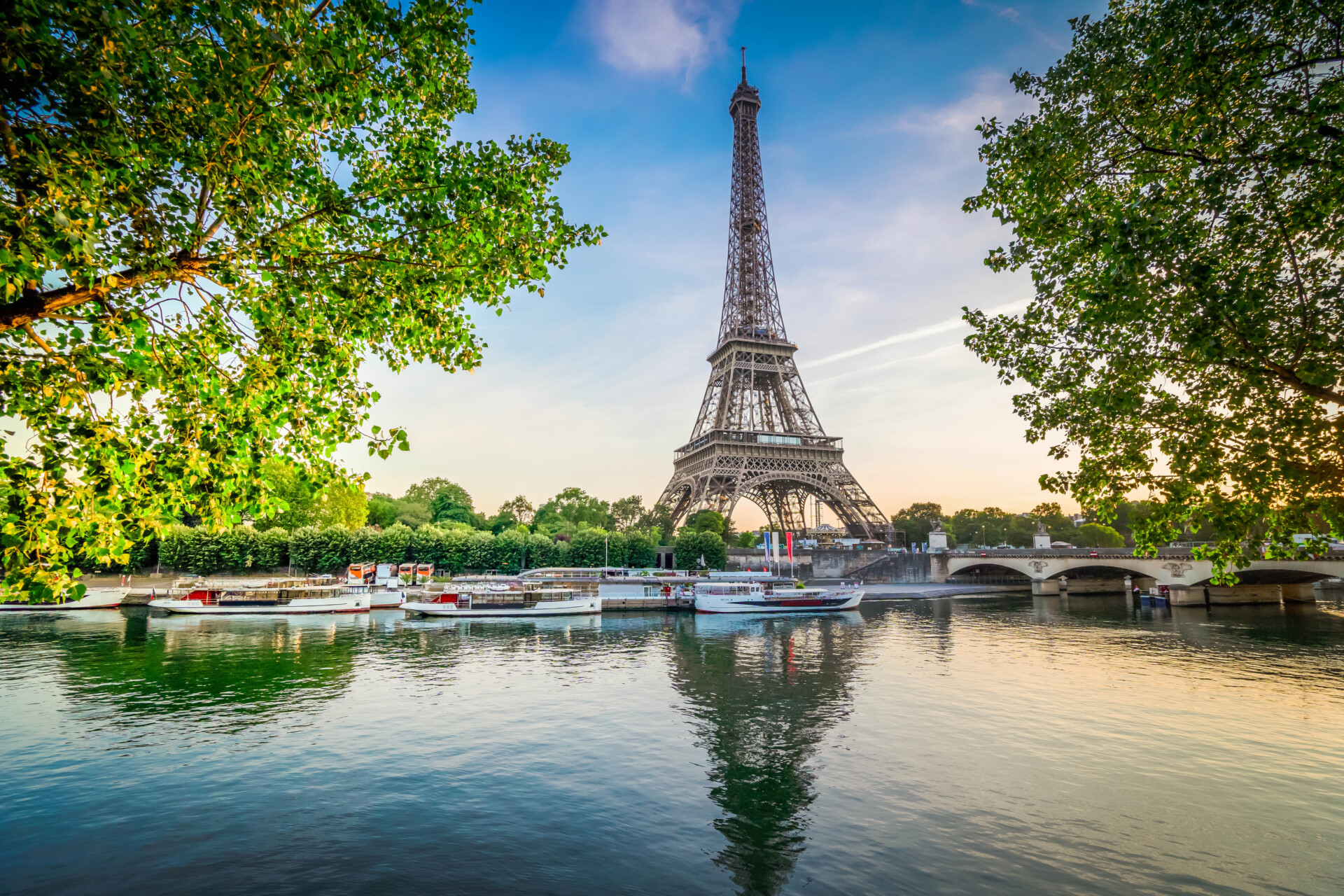 eiffel-tour-over-seine-river-2024-10-19-16-55-00-utc